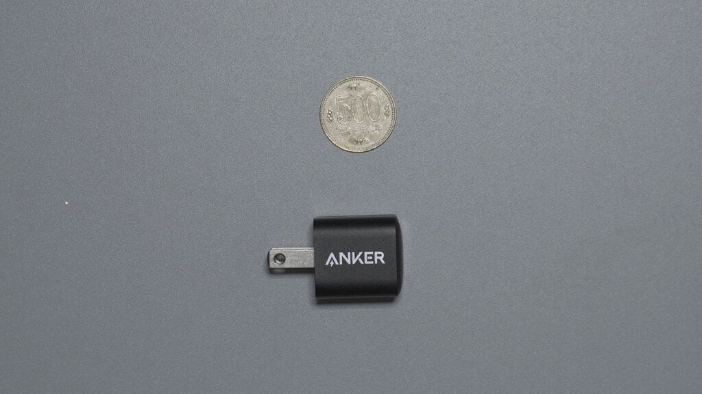 AnkerのPowerPort III Nano 20Wのサイズを500円玉と比較