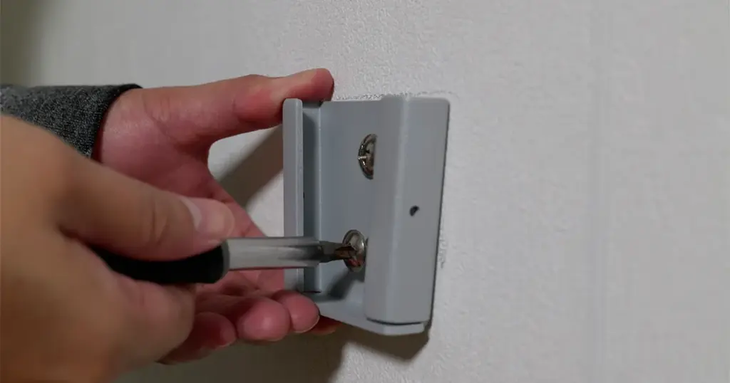 壁用のブラケットを壁に設置