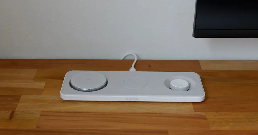デスクシェルフの上に設置した充電ステーション