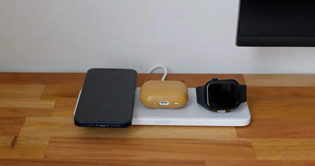 スマホとワイヤレスイヤホン、スマートウォッチを設置した充電ステーション