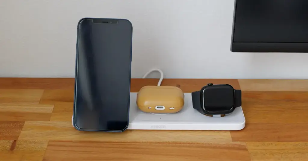 スマホを縦置きにして設置した充電ステーション